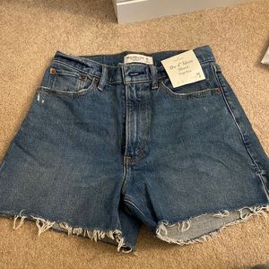 NWT Abercrombie 4” mom short